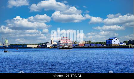 Georgia Queen attraversando il fiume Savannah Foto Stock