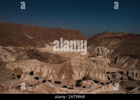 Bella vista della sabbia e delle montagne del deserto di Negev sullo sfondo del cielo blu in Israele Foto Stock