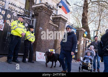 Mentre l'invasione russa dell'Ucraina entra nel suo quarto giorno, le proteste continuano al di fuori dell'ambasciata russa a Notting Hill, il 27th febbraio 2022, a Londra, Inghilterra. Foto Stock