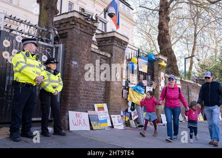 Mentre l'invasione russa dell'Ucraina entra nel suo quarto giorno, le proteste continuano al di fuori dell'ambasciata russa a Notting Hill, il 27th febbraio 2022, a Londra, Inghilterra. (Foto di Richard Baker / in immagini via Getty Images) Foto Stock