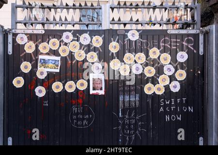 Mentre l'invasione russa dell'Ucraina entra nel suo quarto giorno, le proteste continuano al di fuori dell'ambasciata russa a Notting Hill, il 27th febbraio 2022, a Londra, Inghilterra. Foto Stock