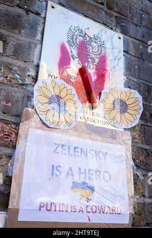 Mentre l'invasione russa dell'Ucraina entra nel suo quarto giorno, le proteste continuano al di fuori dell'ambasciata russa a Notting Hill, il 27th febbraio 2022, a Londra, Inghilterra. Foto Stock