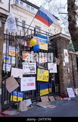 Mentre l'invasione russa dell'Ucraina entra nel suo quarto giorno, le proteste continuano al di fuori dell'ambasciata russa a Notting Hill, il 27th febbraio 2022, a Londra, Inghilterra. (Foto di Richard Baker / in immagini via Getty Images) Foto Stock