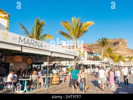 Puerto de Mogan, Gran Canaria, Isole Canarie, Spagna, 27th febbraio 2022. I turisti, molti britannici, godendo del sole glorioso a Puerto de Mogan (chiamata anche piccola Venezia) su Gran Canaria. Credit: Alan Dawson/Alamy Live News Foto Stock