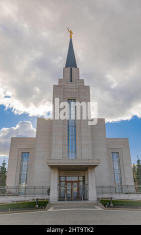 Edificio di chiesa in granito dall'architettura moderna. Vancouver British Columbia Temple situato a Langley BC, Canada-Febbraio 20,2022. Foto di strada, selettiva Foto Stock