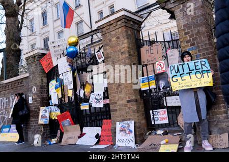 Mentre l'invasione russa dell'Ucraina entra nel suo quarto giorno, le proteste continuano al di fuori dell'ambasciata russa a Notting Hill, il 27th febbraio 2022, a Londra, Inghilterra. (Foto di Richard Baker / in immagini via Getty Images) Foto Stock