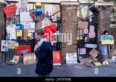 Mentre l'invasione russa dell'Ucraina entra nel suo quarto giorno, le proteste continuano al di fuori dell'ambasciata russa a Notting Hill, il 27th febbraio 2022, a Londra, Inghilterra. (Foto di Richard Baker / in immagini via Getty Images) Foto Stock
