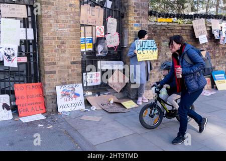 Mentre l'invasione russa dell'Ucraina entra nel suo quarto giorno, le proteste continuano al di fuori dell'ambasciata russa a Notting Hill, il 27th febbraio 2022, a Londra, Inghilterra. (Foto di Richard Baker / in immagini via Getty Images) Foto Stock