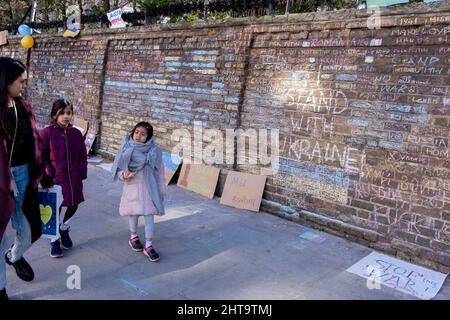 Mentre l'invasione russa dell'Ucraina entra nel suo quarto giorno, le proteste continuano al di fuori dell'ambasciata russa a Notting Hill, il 27th febbraio 2022, a Londra, Inghilterra. (Foto di Richard Baker / in immagini via Getty Images) Foto Stock