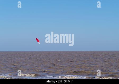 I surfisti kite sfidano i forti venti fuori da Fronton su Sea Essex UK. Foto Stock