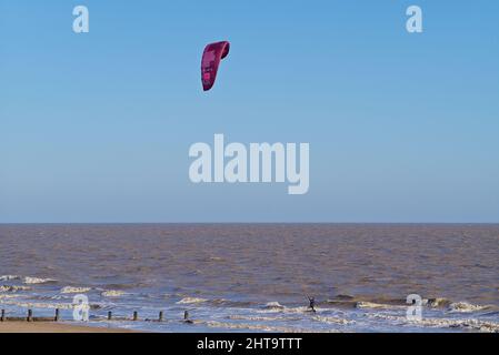 I surfisti kite sfidano i forti venti fuori da Fronton su Sea Essex UK. Foto Stock