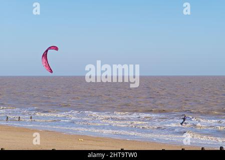 I surfisti kite sfidano i forti venti fuori da Fronton su Sea Essex UK. Foto Stock