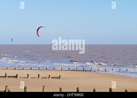 I surfisti kite sfidano i forti venti fuori da Fronton su Sea Essex UK. Foto Stock