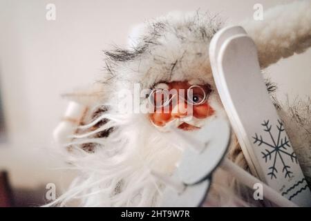 Primo piano di una bambola vintage di Babbo Natale su sfondo sfocato Foto Stock