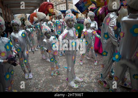 Malaga, Spagna. 27th Feb 2022. I bambini vestiti da alieni come prendono  parte alla parata di carnevale.i rivelatori ed i galleggianti prendono le  strade a Malaga celebrando il carnevale dal rilassamento delle