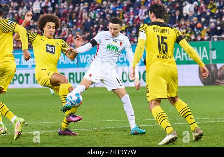 Axel WITSEL, BVB 28 Mats HUMMELS, BVB 15 gareggiano per la palla, affrontando, duello, header, zweikampf, Azione, lotta contro Ruben VARGAS, FCA 16 nella partita FC AUGSBURG - BORUSSIA DORTMUND 1.German Football League il 27 febbraio 2022 ad Augsburg, Germania Stagione 2021/2022, giorno di incontro 24, 1.Bundesliga, 24.Spieltag. © Peter Schatz / Alamy Live News - LE NORMATIVE DFL VIETANO L'USO DI FOTOGRAFIE come SEQUENZE DI IMMAGINI e/o QUASI-VIDEO - Foto Stock