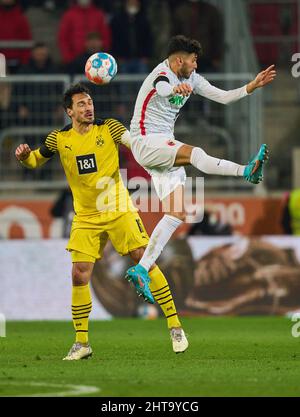 Mats HUMMELS, BVB 15 gareggiano per la palla, affrontando, duello, header, zweikampf, Azione, lotta contro Ricardo Daniel Pepi, FCA 18 nella partita FC AUGSBURG - BORUSSIA DORTMUND 1-1 1.German Football League il 27 febbraio 2022 ad Augsburg, Germania Stagione 2021/2022, giorno di incontro 24, 1.Bundesliga, 24.Spieltag. © Peter Schatz / Alamy Live News - LE NORMATIVE DFL VIETANO L'USO DI FOTOGRAFIE come SEQUENZE DI IMMAGINI e/o QUASI-VIDEO - Foto Stock