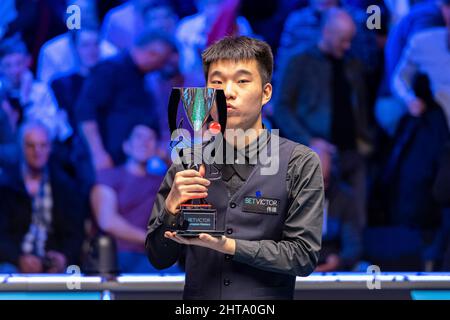 MILTON KEYNES, REGNO UNITO. 27th Feb 2022. Fan Zhengyi ha vinto la finale dei 2022 European Masters alla Marshall Arena domenica 27 febbraio 2022 a MILTON KEYNES, INGHILTERRA. Credit: Taka G Wu/Alamy Live News Foto Stock