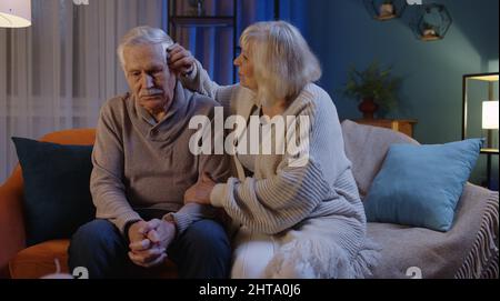 Senior Man Sit con moglie in casa si sente sconvolto, potenza problemi di salute, crisi, impotenza, malattia Foto Stock