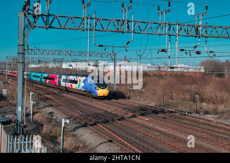 Avanti 390 119 si avvicina a Crewe in direzione sud sulla WCML Foto Stock