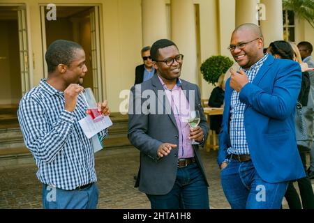 Numero di ospiti VIP che si mescolano ad un evento sociale all'aperto a Johannesburg, Sudafrica Foto Stock