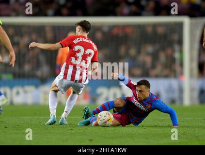 Barcelona,Spain.27 February,2022. Sergiño Dest (2) del FC Barcelona vies con Serrano (33) dell'Athletic Club de Bilbao durante la partita spagnola la Liga tra il FC BARCELONA e L'ATHLETIC CLUB DE BILBAO allo stadio Camp Nou. Foto Stock