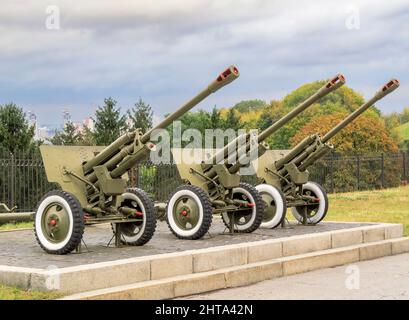 WW2 armi da artiglieria al Museo Nazionale di Storia dell'Ucraina nella seconda Guerra Mondiale (ex Museo della Grande Guerra Patriottica), Kiev, Ucraina Foto Stock