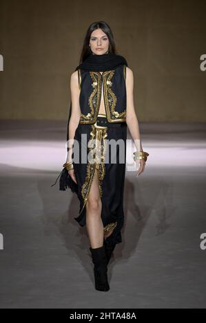 Milano, Italia. 27th Feb 2022. Milano, settimana della moda di Milano, Festa delle Donne Inverno 2022. Milano, Moda Donna, Autunno Inverno 2022/23 Luisa Spagnoli sfilata raffigurata: Model Credit: Independent Photo Agency/Alamy Live News Foto Stock