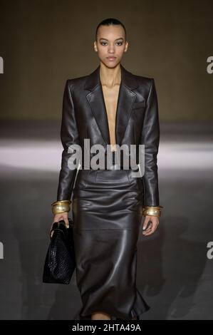 Milano, Italia. 27th Feb 2022. Milano, settimana della moda di Milano, Festa delle Donne Inverno 2022. Milano, Moda Donna, Autunno Inverno 2022/23 Luisa Spagnoli sfilata raffigurata: Model Credit: Independent Photo Agency/Alamy Live News Foto Stock