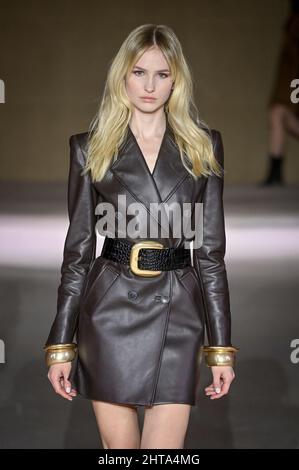 Milano, Italia. 27th Feb 2022. Milano, settimana della moda di Milano, Festa delle Donne Inverno 2022. Milano, Moda Donna, Autunno Inverno 2022/23 Luisa Spagnoli sfilata raffigurata: Model Credit: Independent Photo Agency/Alamy Live News Foto Stock