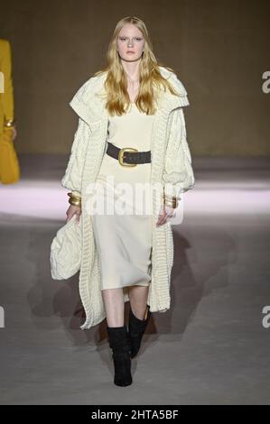 Milano, Italia. 27th Feb 2022. Milano, settimana della moda di Milano, Festa delle Donne Inverno 2022. Milano, Moda Donna, Autunno Inverno 2022/23 Luisa Spagnoli sfilata raffigurata: Model Credit: Independent Photo Agency/Alamy Live News Foto Stock