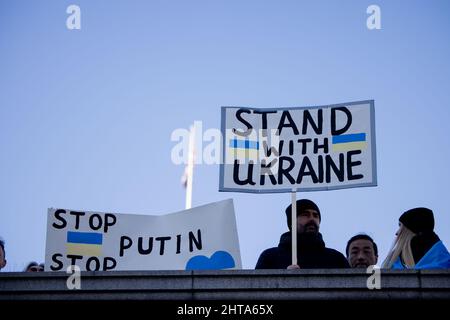 Londra, Regno Unito. 27th Feb 2022. Durante la manifestazione si vedono cartelli con la voce "Stop Putin” e "Stand with Ukraine”. Oltre migliaia di ucraini e i loro sostenitori si sono riuniti a Trafalgar Square per protestare contro l'invasione russa dell'Ucraina. Hanno chiesto al mondo di sostenere e aiutare gli ucraini a combattere contro le truppe russe. (Foto di Hesther ng/SOPA Images/Sipa USA) Credit: Sipa USA/Alamy Live News Foto Stock