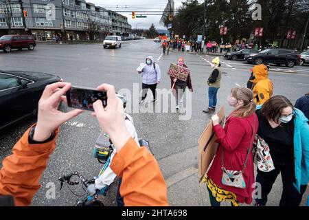 I sostenitori di Canadian Freedom Convoy Trucker si scontrano con i manifestanti locali di Vancouver a East Vancouver, BC, Canada. Foto Stock