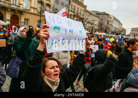 Cracovia, Polonia. 27th Feb 2022. Un manifestante ha visto gridare slogan mentre tenne un cartello che dice "nessuna guerra in Ucraina” durante la manifestazione. Una protesta contro la guerra da parte della comunità Ucraina, dei polacchi e dei bielorussi che li sostengono. Dall'inizio dell'invasione russa dell'Ucraina, le manifestazioni si sono svolte ogni giorno e sono durate molte ore. I partecipanti cercano costantemente di raggiungere il maggior numero possibile di persone con il loro messaggio, compresi i dipendenti dei consolati statunitensi e tedeschi, di fronte ai quali si fermano più volte al giorno. Credit: SOPA Images Limited/Alamy Live News Foto Stock