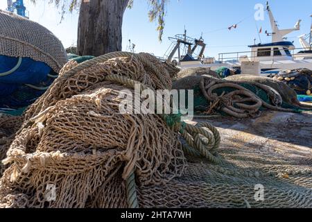 Vista delle reti da pesca in un porto Foto Stock