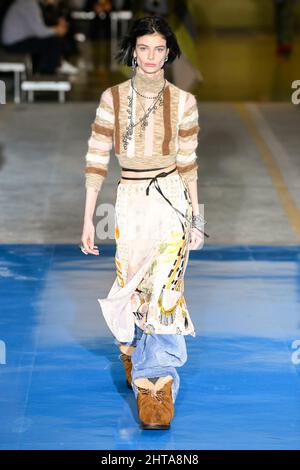Milano, Italia. 27th Feb 2022. Dsquared2 Autunno/Inverno 2022-23 Runway durante la settimana della Moda di Milano, 2022 febbraio - Milano, Italia. 27/02/2022 Credit: dpa/Alamy Live News Foto Stock