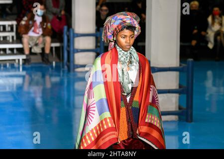 Milano, Italia. 27th Feb 2022. Dsquared2 Autunno/Inverno 2022-23 Runway durante la settimana della Moda di Milano, 2022 febbraio - Milano, Italia. 27/02/2022 Credit: dpa/Alamy Live News Foto Stock