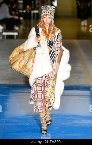 Milano, Italia. 27th Feb 2022. Dsquared2 Autunno/Inverno 2022-23 Runway durante la settimana della Moda di Milano, 2022 febbraio - Milano, Italia. 27/02/2022 Credit: dpa/Alamy Live News Foto Stock