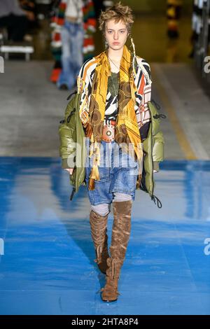 Milano, Italia. 27th Feb 2022. Dsquared2 Autunno/Inverno 2022-23 Runway durante la settimana della Moda di Milano, 2022 febbraio - Milano, Italia. 27/02/2022 Credit: dpa/Alamy Live News Foto Stock