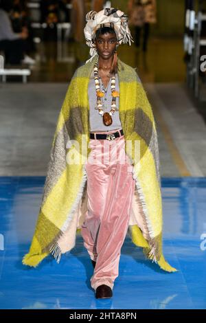 Milano, Italia. 27th Feb 2022. Dsquared2 Autunno/Inverno 2022-23 Runway durante la settimana della Moda di Milano, 2022 febbraio - Milano, Italia. 27/02/2022 Credit: dpa/Alamy Live News Foto Stock