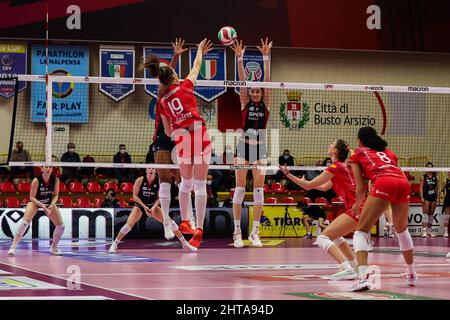 Adelina Ungureanu #19 di UYBA UNET e-Work Busto Arsizio in azione durante la Serie Volley Una partita di pallavolo femminile 2021/22 tra UYBA UNET e-Work Busto Arsizio e Volley Bergamo 1991 alla e-Work Arena di Busto Arsizio, Italia il 27 febbraio 2022 Foto Stock