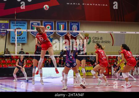 Adelina Ungureanu #19 di UYBA UNET e-Work Busto Arsizio in azione durante la Serie Volley Una partita di pallavolo femminile 2021/22 tra UYBA UNET e-Work Busto Arsizio e Volley Bergamo 1991 alla e-Work Arena di Busto Arsizio, Italia il 27 febbraio 2022 Foto Stock