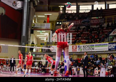 Adelina Ungureanu #19 di UYBA UNET e-Work Busto Arsizio in azione durante la Serie Volley Una partita di pallavolo femminile 2021/22 tra UYBA UNET e-Work Busto Arsizio e Volley Bergamo 1991 alla e-Work Arena di Busto Arsizio, Italia il 27 febbraio 2022 Foto Stock