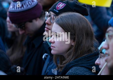 26 febbraio 2022, Harvard University, Cambridge, Massachusetts, USA: La gente si raduna durante Harvard si alza con l'Ucraina che si raduna su Harvard Yard all'Università di Harvard a Cambridge. Credit: Keiko Hiromi/AFLO/Alamy Live News Foto Stock