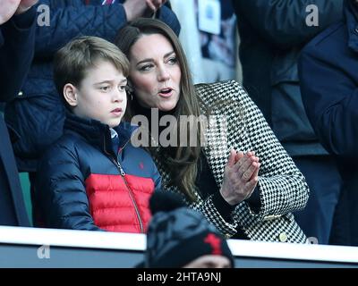 Londra, Regno Unito. 26th Feb 2022. Duchessa di Cambridge, Kate frequenta con suo figlio il Principe Giorgio. Partita del campionato di Guinness Six Nations 2022, Inghilterra contro Galles al Twickenham Stadium di Londra sabato 26th febbraio 2022. pic di Andrew Orchard/Andrew Orchard SPORTS photography/ Alamy Live News Credit: Andrew Orchard SPORTS photography/Alamy Live News Foto Stock