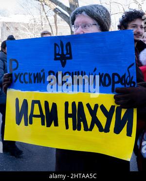 26 febbraio 2022, Harvard University, Cambridge, Massachusetts, USA: La gente si raduna durante Harvard si alza con l'Ucraina che si raduna su Harvard Yard all'Università di Harvard a Cambridge. Credit: Keiko Hiromi/AFLO/Alamy Live News Foto Stock