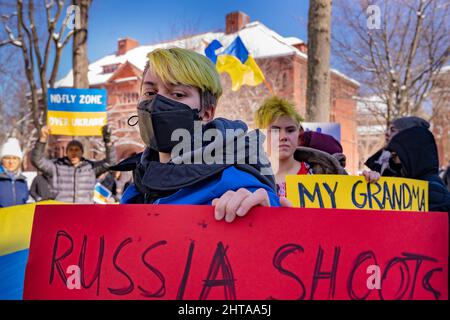 26 febbraio 2022, Harvard University, Cambridge, Massachusetts, USA: La gente si raduna durante Harvard si alza con l'Ucraina che si raduna su Harvard Yard all'Università di Harvard a Cambridge. Credit: Keiko Hiromi/AFLO/Alamy Live News Foto Stock