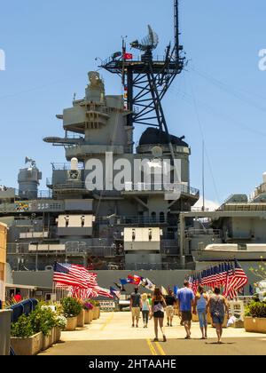 Pearl Harbor, Hawaii - 03 maggio 2015: Persone a piedi per la nave da guerra Missouri Foto Stock