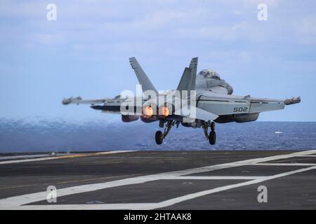 MAR DELLE FILIPPINE (Feb 26, 2022) un EA-18G Growler, assegnato ai “Wizards” di Electronic Attack Squadron (VAQ) 133, lancia dal ponte di volo della portaerei di classe Nimitz USS Abraham Lincoln (CVN 72). Abraham Lincoln Strike Group è in fase di implementazione pianificata nell'area delle operazioni della flotta USA 7th per migliorare l'interoperabilità attraverso alleanze e partnership, fungendo da forza di risposta pronta a supportare una regione indopacifica libera e aperta. (STATI UNITI Foto Navy di Mass Communication Specialist 3rd Classe Javier Reyes) Foto Stock
