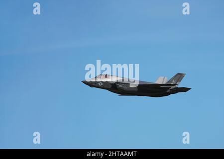 Moreno Valley, California - 27 febbraio 2022: US Marine Corps Lockheed Martin F-35 in volo oltre marzo ARB. Foto Stock